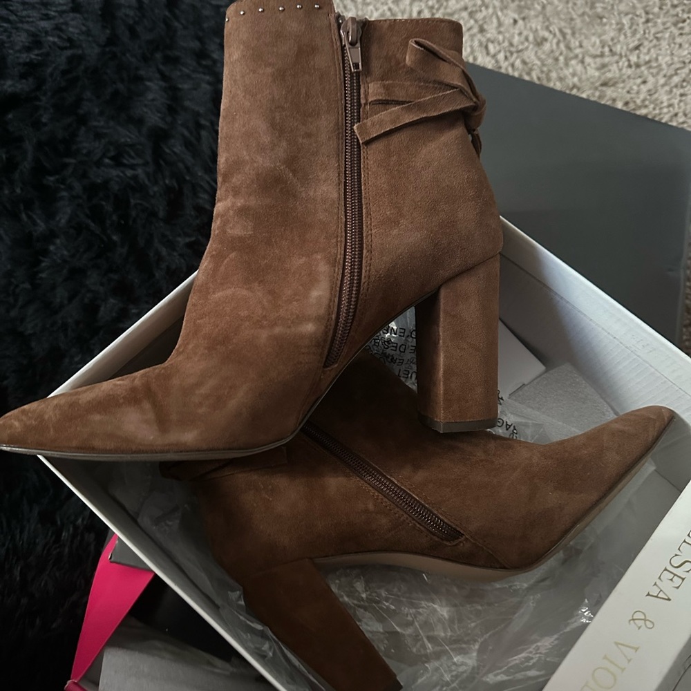 Women Boots  suede/ brown color